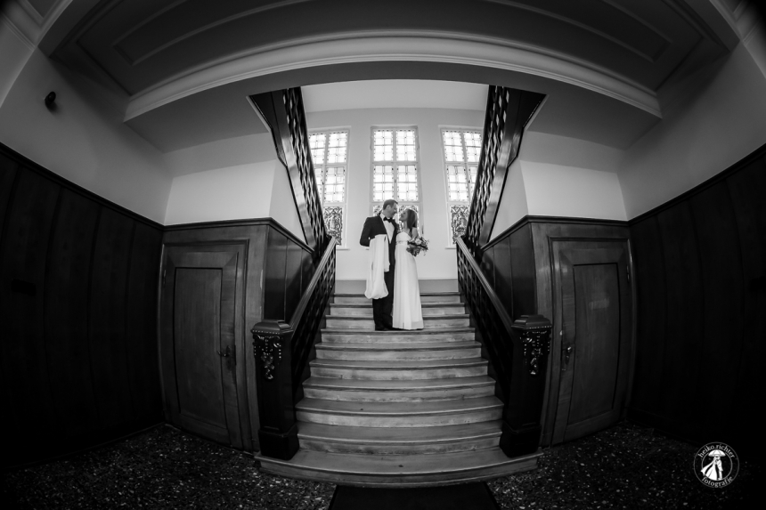 Hochzeitsportrait auf der Treppe