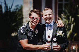 Fußballer gratulieren Bräutigam